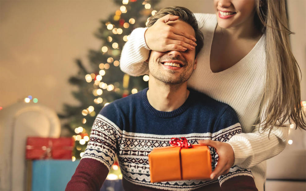 Подарки на Новый год 2024: что подарить любимому мужчине, чтобы ему было приятно?